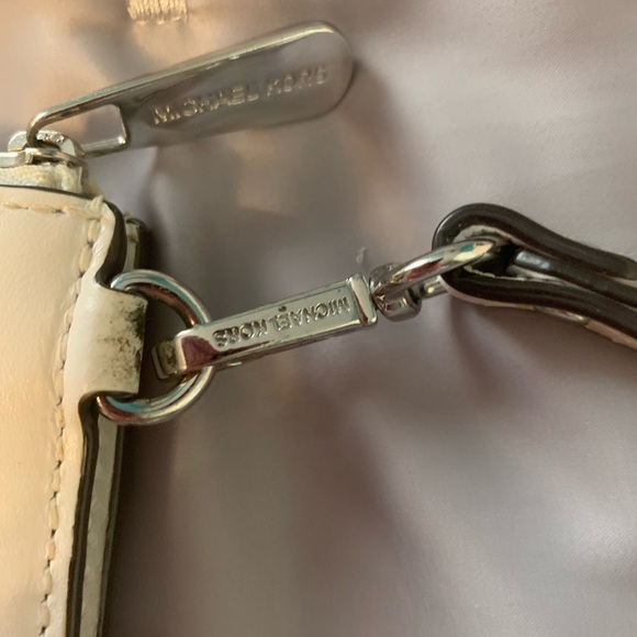 Authentic Michael Kors Big Wristlet white floral - Picture 6 of 10
